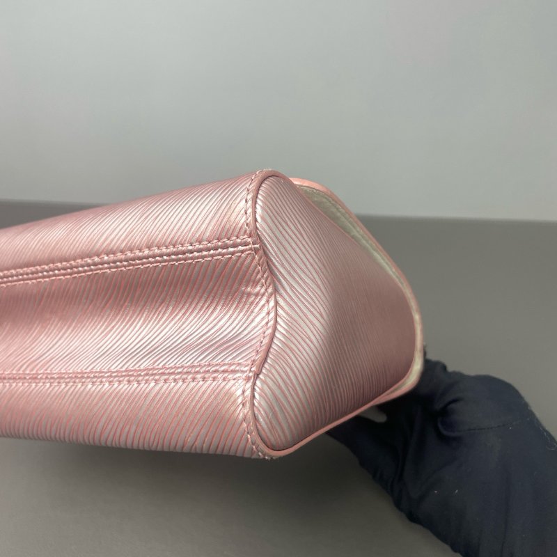 路易威登/Louis Vuitton 珠光粉水波紋twist 旋轉鎖扣小號鏈條包-5