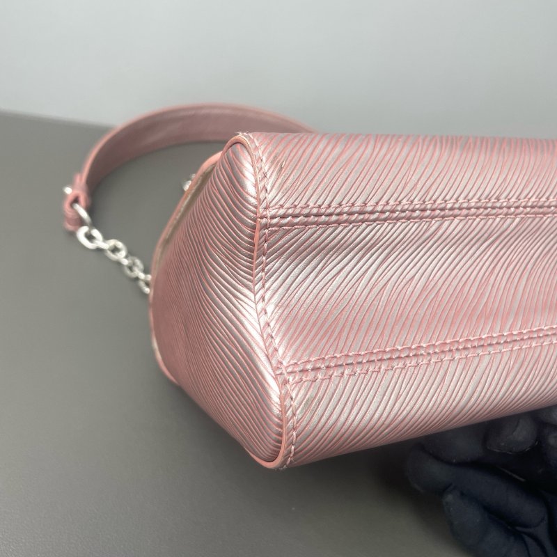 路易威登/Louis Vuitton 珠光粉水波紋twist 旋轉鎖扣小號鏈條包-8