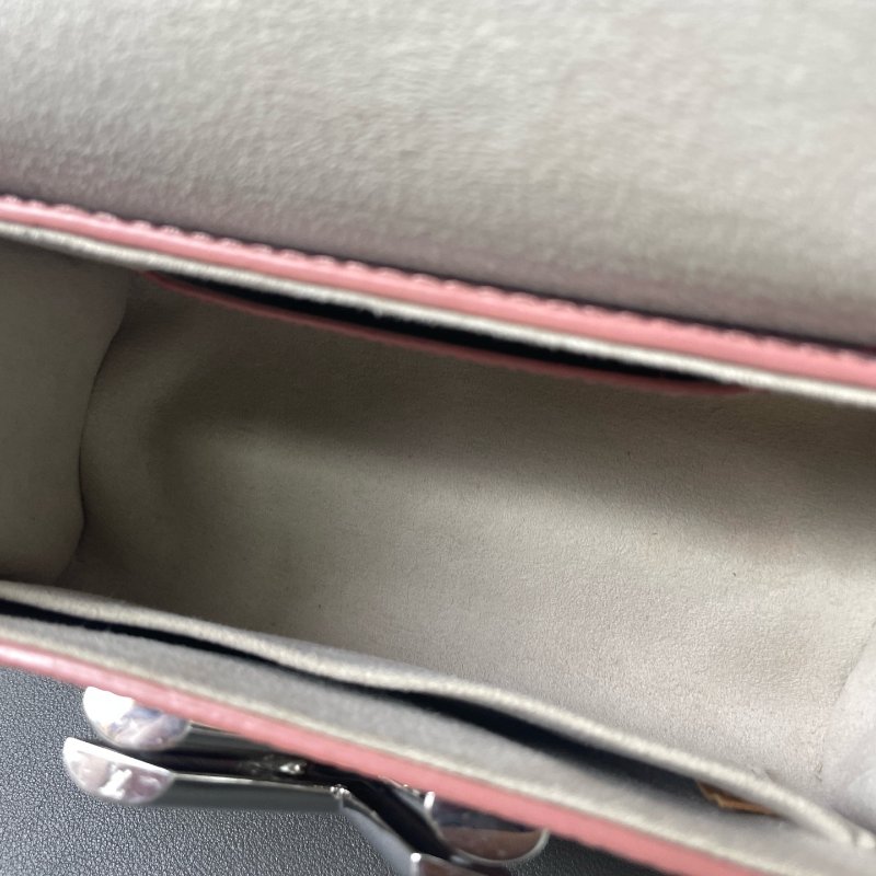 路易威登/Louis Vuitton 珠光粉水波紋twist 旋轉鎖扣小號鏈條包-11