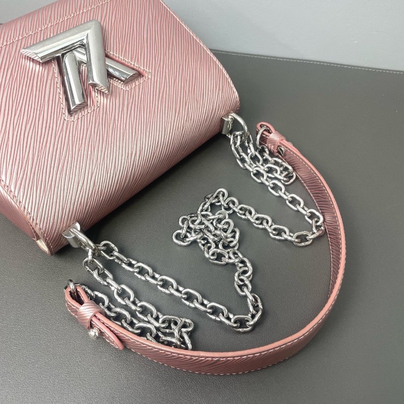 路易威登/Louis Vuitton 珠光粉水波紋twist 旋轉鎖扣小號鏈條包-12