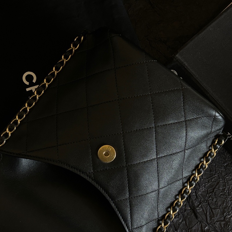 香奈兒/Chanel 21S 黑金光面牛皮嬉皮Mini滾邊hobo斜挎包 31開 17cm×18cm-4