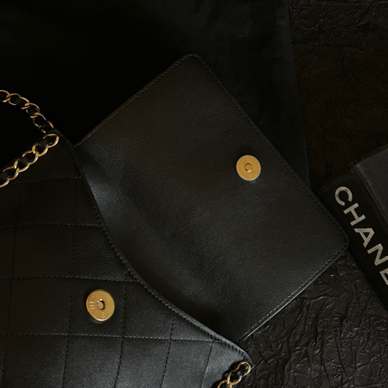 香奈兒/Chanel 21S 黑金光面牛皮嬉皮Mini滾邊hobo斜挎包 31開 17cm×18cm-5