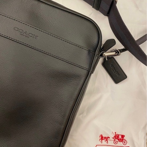 Coach男用直式方型拉鍊斜背包