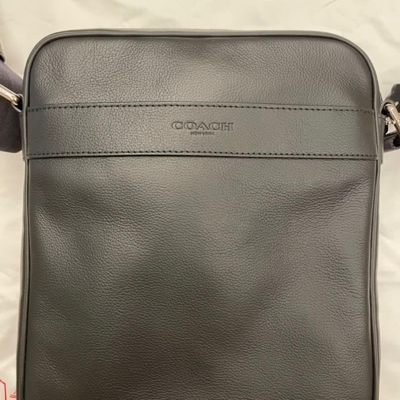 Coach男用直式方型拉鍊斜背包-1