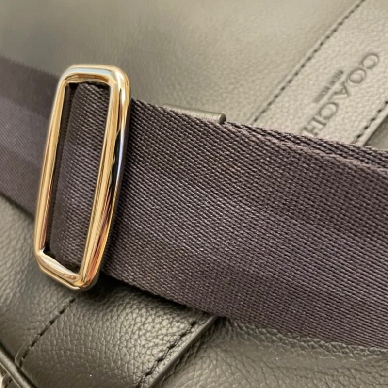 Coach男用直式方型拉鍊斜背包-3