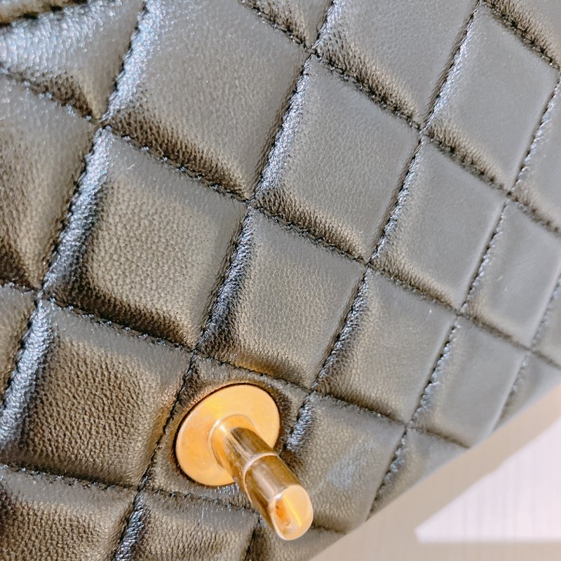 TK2006	Chanel 香奈兒小號翻藍式手挽連練帶包包 24C Flap Bag 20cm With Handle Lambskin-16