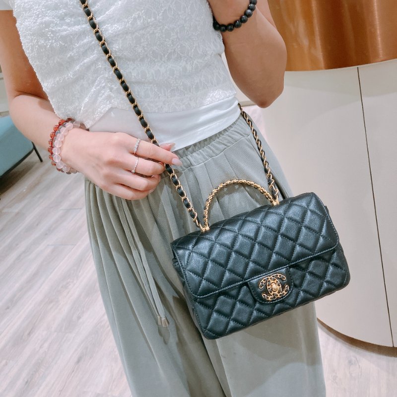 TK2006	Chanel 香奈兒小號翻藍式手挽連練帶包包 24C Flap Bag 20cm With Handle Lambskin-20