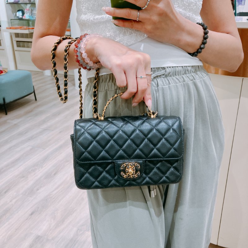 TK2006	Chanel 香奈兒小號翻藍式手挽連練帶包包 24C Flap Bag 20cm With Handle Lambskin-21