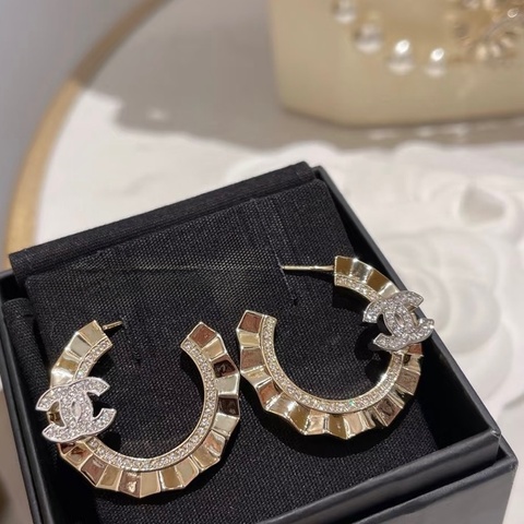 CHANEL淡金波浪水鑽雙C耳環AB6394