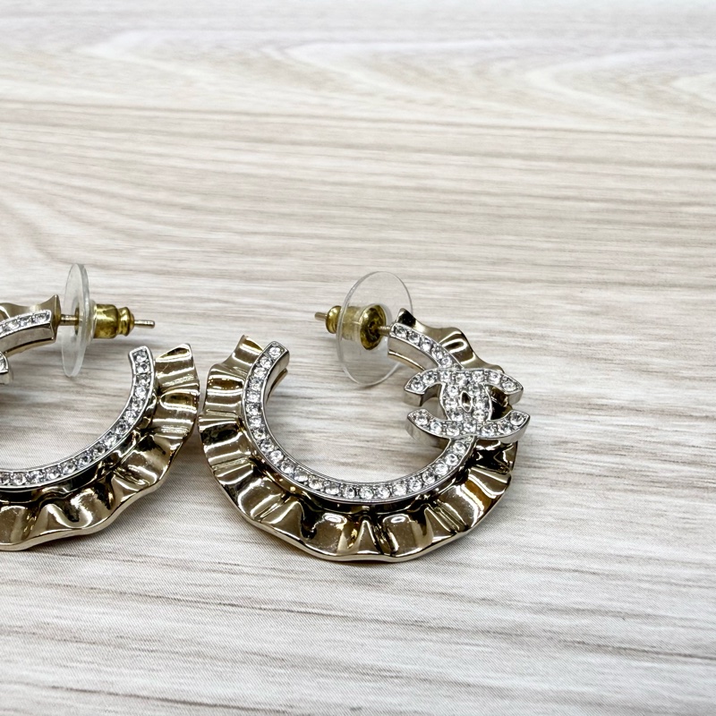 CHANEL淡金波浪水鑽雙C耳環AB6394-3