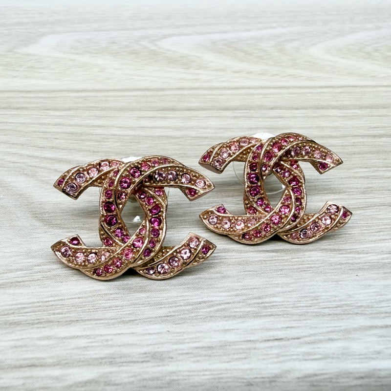 CHANEL粉鑽玫瑰金扭轉雙C耳環-1