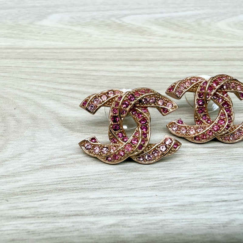 CHANEL粉鑽玫瑰金扭轉雙C耳環-2