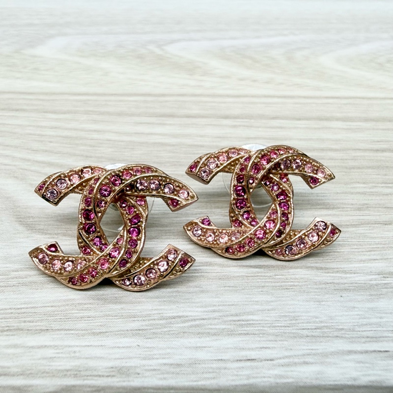 CHANEL粉鑽玫瑰金扭轉雙C耳環-3