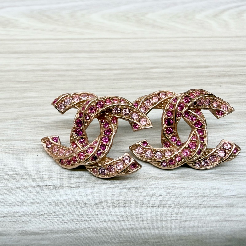 CHANEL粉鑽玫瑰金扭轉雙C耳環-5