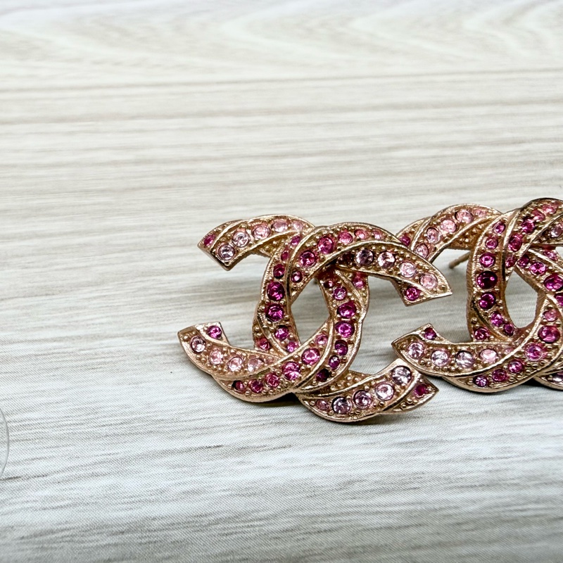 CHANEL粉鑽玫瑰金扭轉雙C耳環-6