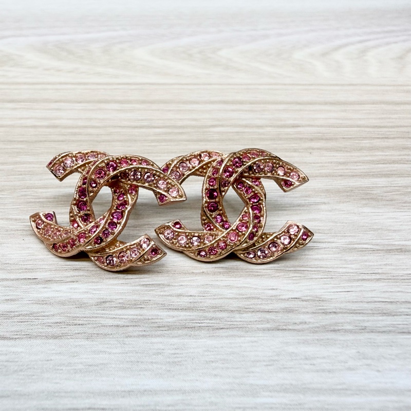 CHANEL粉鑽玫瑰金扭轉雙C耳環-7