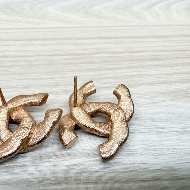 CHANEL粉鑽玫瑰金扭轉雙C耳環-8