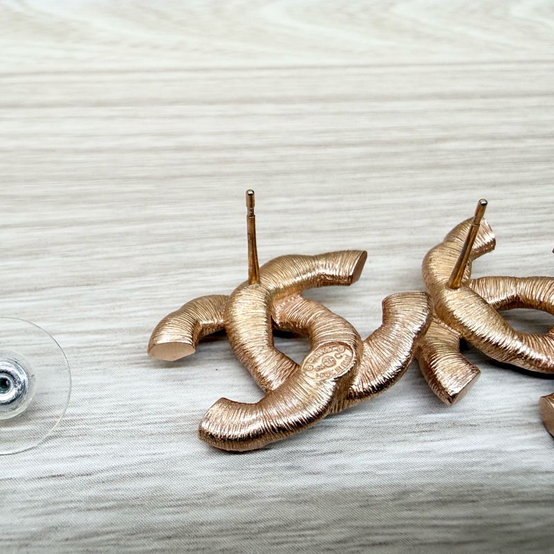 CHANEL粉鑽玫瑰金扭轉雙C耳環-9