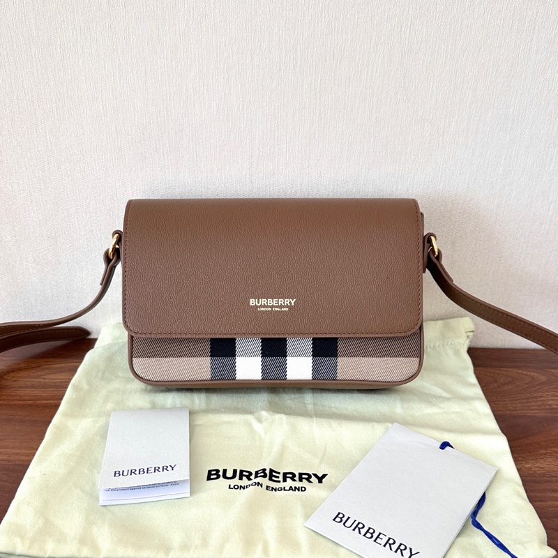 閒置未使用 Burberry巴寶莉 經典格紋拼皮斜挎包 焦糖棕粒面牛皮尺寸 20*4*12cm。-0
