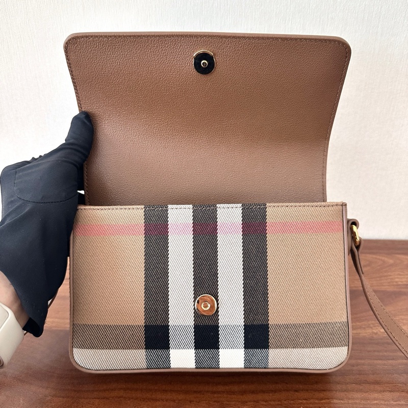 閒置未使用 Burberry巴寶莉 經典格紋拼皮斜挎包 焦糖棕粒面牛皮尺寸 20*4*12cm。-6