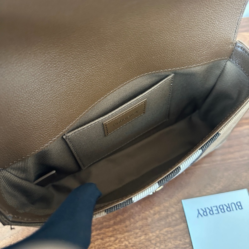 閒置未使用 Burberry巴寶莉 經典格紋拼皮斜挎包 焦糖棕粒面牛皮尺寸 20*4*12cm。-7