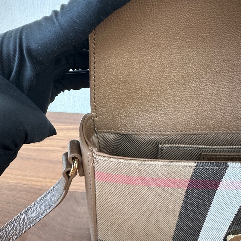 閒置未使用 Burberry巴寶莉 經典格紋拼皮斜挎包 焦糖棕粒面牛皮尺寸 20*4*12cm。-8