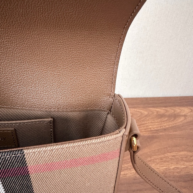 閒置未使用 Burberry巴寶莉 經典格紋拼皮斜挎包 焦糖棕粒面牛皮尺寸 20*4*12cm。-9