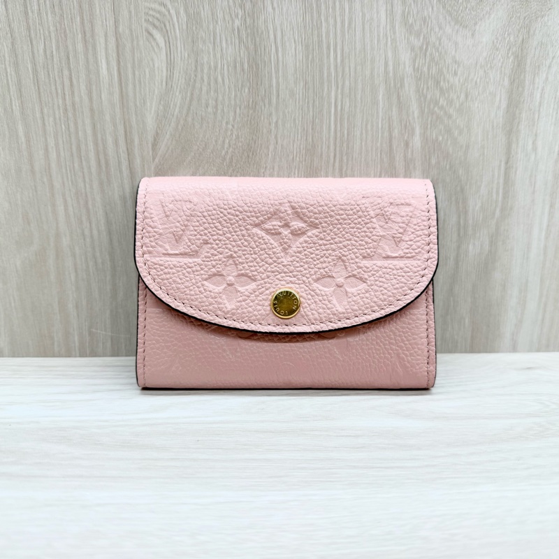 LV玫瑰粉Rosalie Empreinte壓花牛皮短夾M81520-1