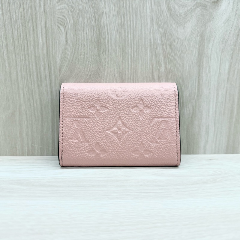 LV玫瑰粉Rosalie Empreinte壓花牛皮短夾M81520-2