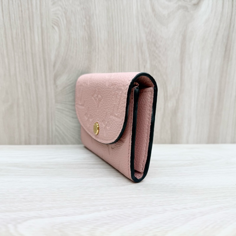 LV玫瑰粉Rosalie Empreinte壓花牛皮短夾M81520-3