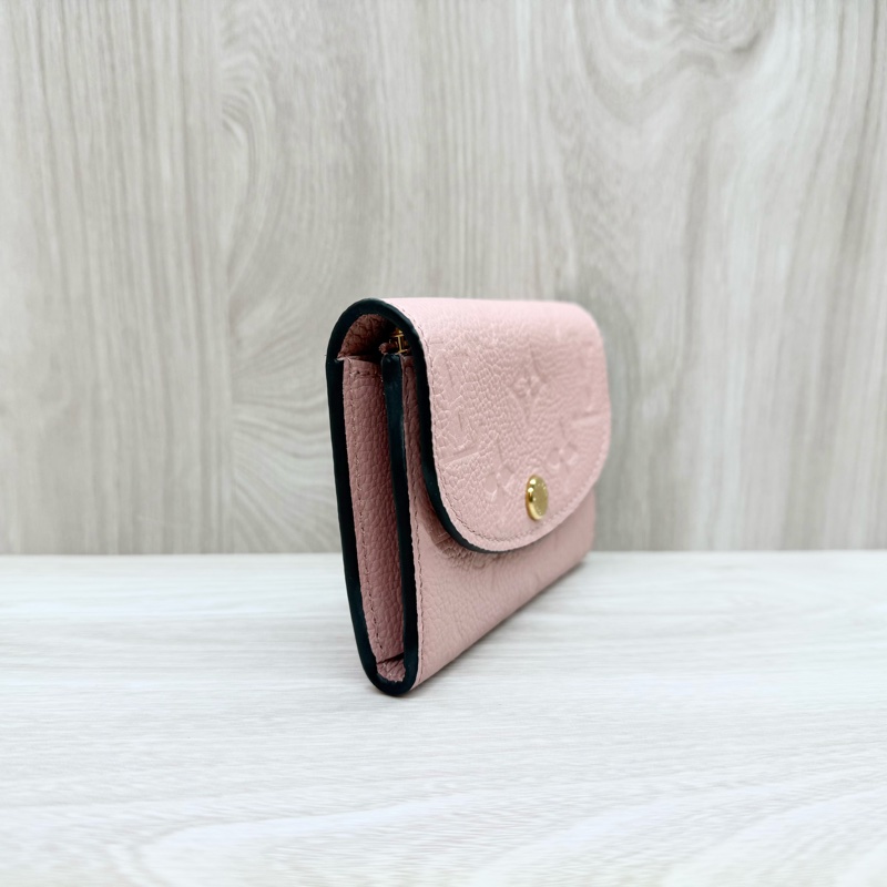LV玫瑰粉Rosalie Empreinte壓花牛皮短夾M81520-4