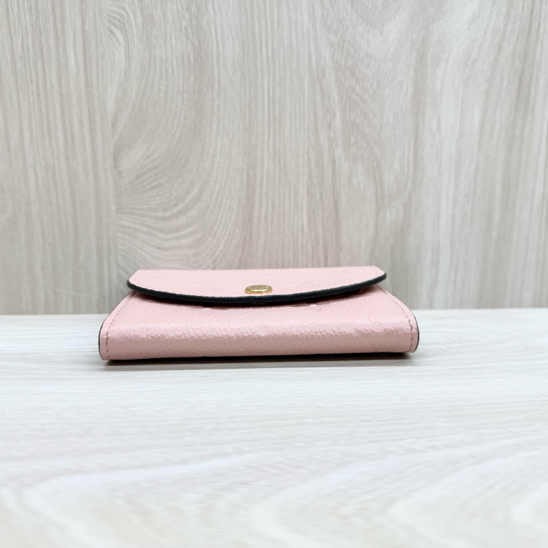 LV玫瑰粉Rosalie Empreinte壓花牛皮短夾M81520-5