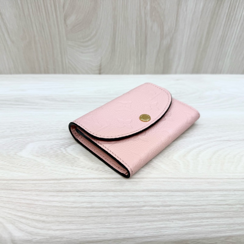 LV玫瑰粉Rosalie Empreinte壓花牛皮短夾M81520-6