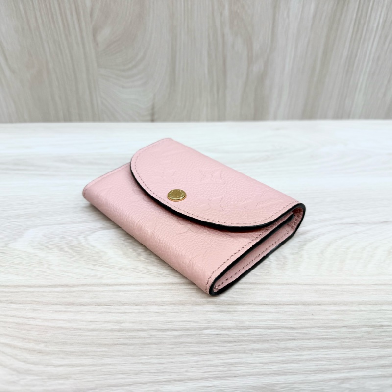 LV玫瑰粉Rosalie Empreinte壓花牛皮短夾M81520-7