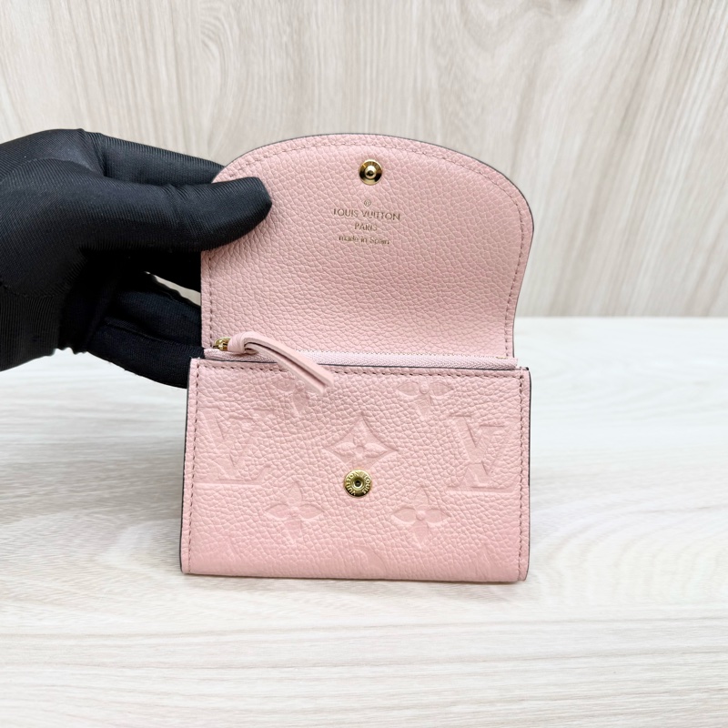LV玫瑰粉Rosalie Empreinte壓花牛皮短夾M81520-8