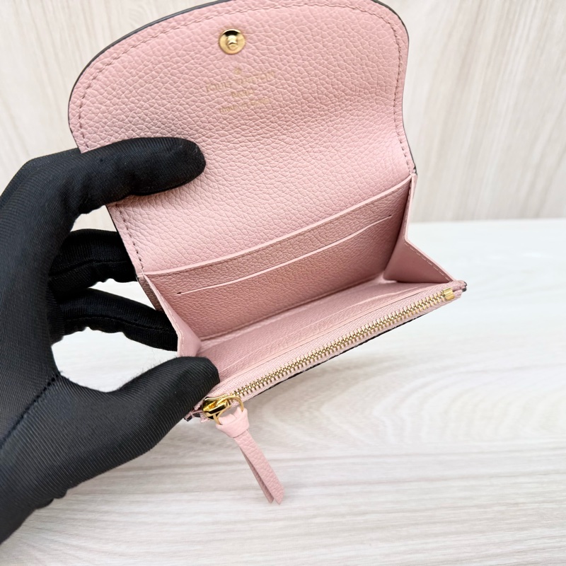 LV玫瑰粉Rosalie Empreinte壓花牛皮短夾M81520-9