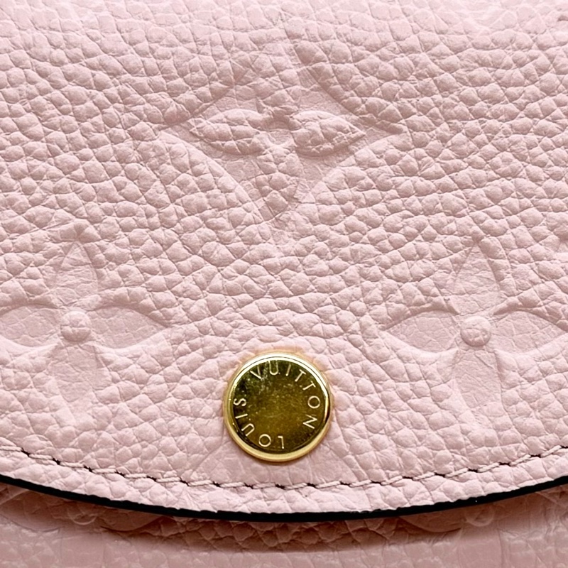 LV玫瑰粉Rosalie Empreinte壓花牛皮短夾M81520-11