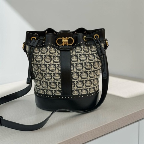 莉亞精品♡ Ferragamo 水桶包 二手美包