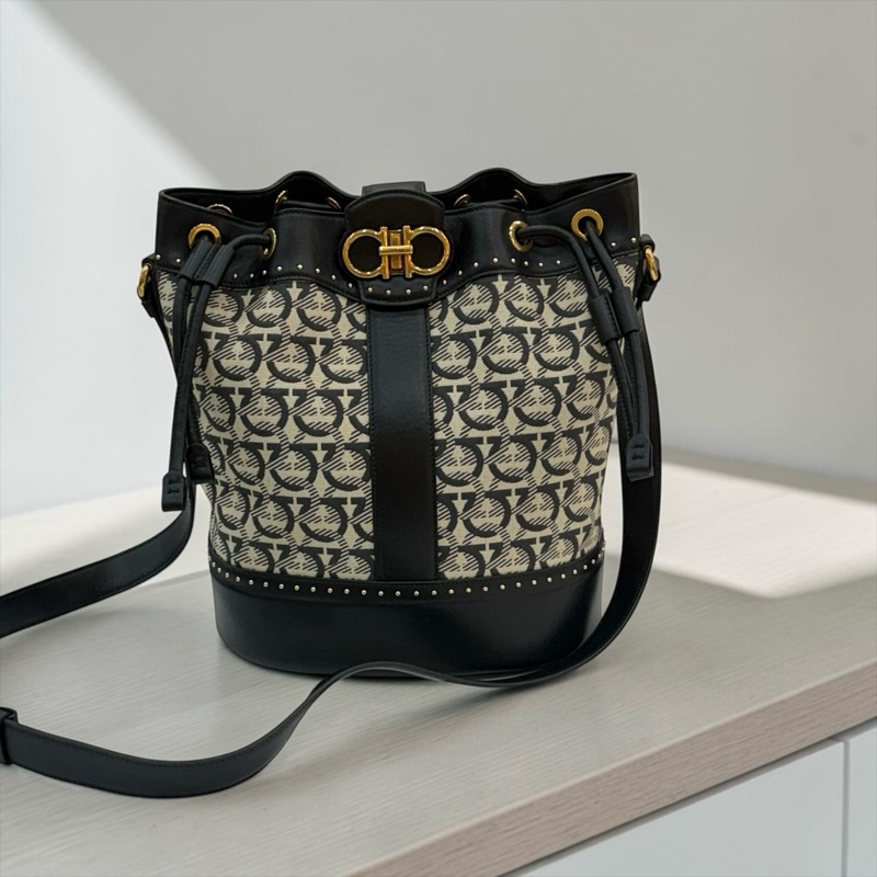 莉亞精品♡ Ferragamo 水桶包 二手美包-0