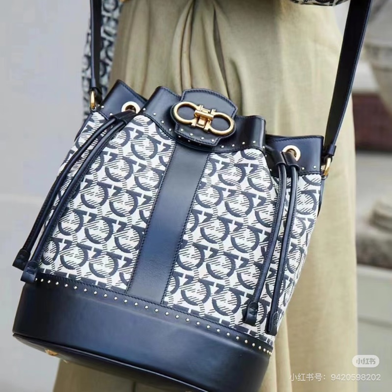 莉亞精品♡ Ferragamo 水桶包 二手美包-1