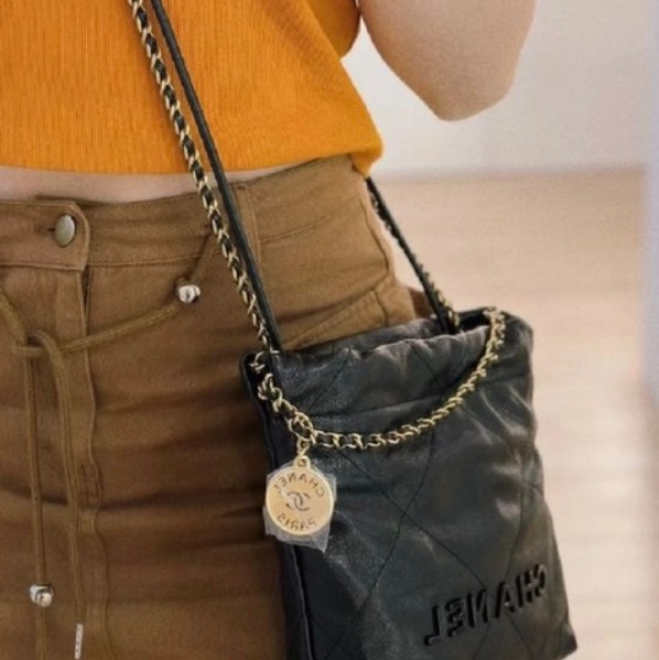 莉亞精品♡Chanel 22bag mini黑金黑字 二手美包-1