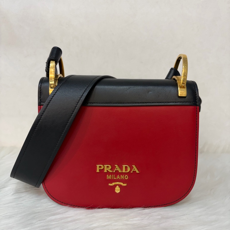 PRADA 1BD039 紅皮 黑皮 拼接 金釦 馬鞍包 斜背包-0