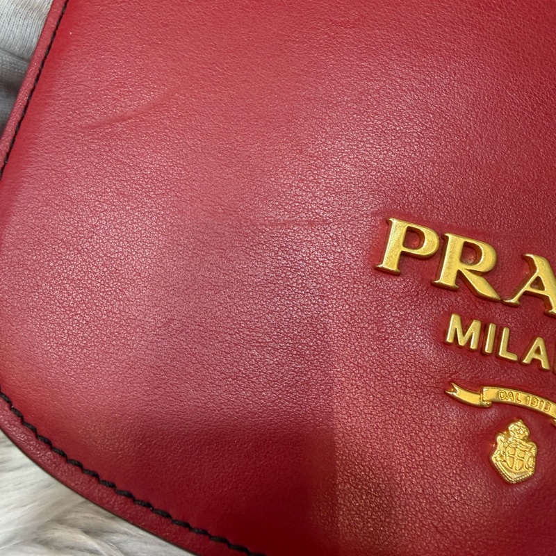 PRADA 1BD039 紅皮 黑皮 拼接 金釦 馬鞍包 斜背包-6