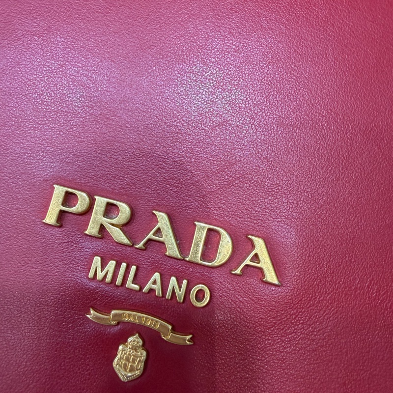 PRADA 1BD039 紅皮 黑皮 拼接 金釦 馬鞍包 斜背包-7