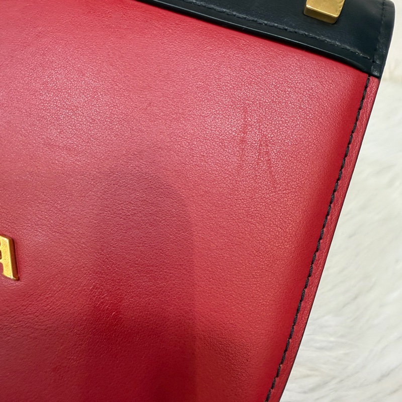 PRADA 1BD039 紅皮 黑皮 拼接 金釦 馬鞍包 斜背包-8