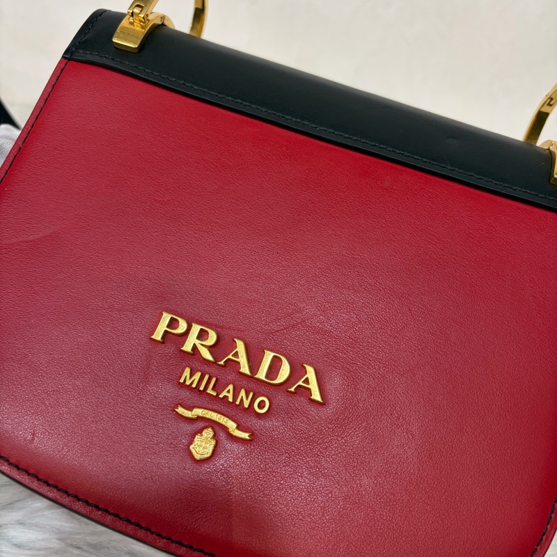 PRADA 1BD039 紅皮 黑皮 拼接 金釦 馬鞍包 斜背包-9