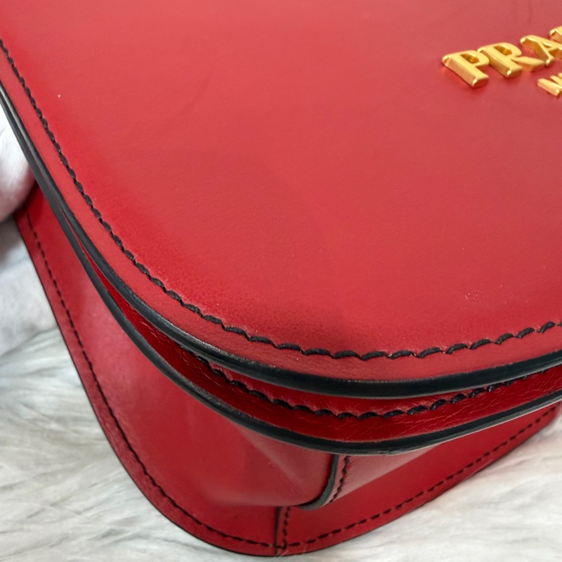 PRADA 1BD039 紅皮 黑皮 拼接 金釦 馬鞍包 斜背包-11