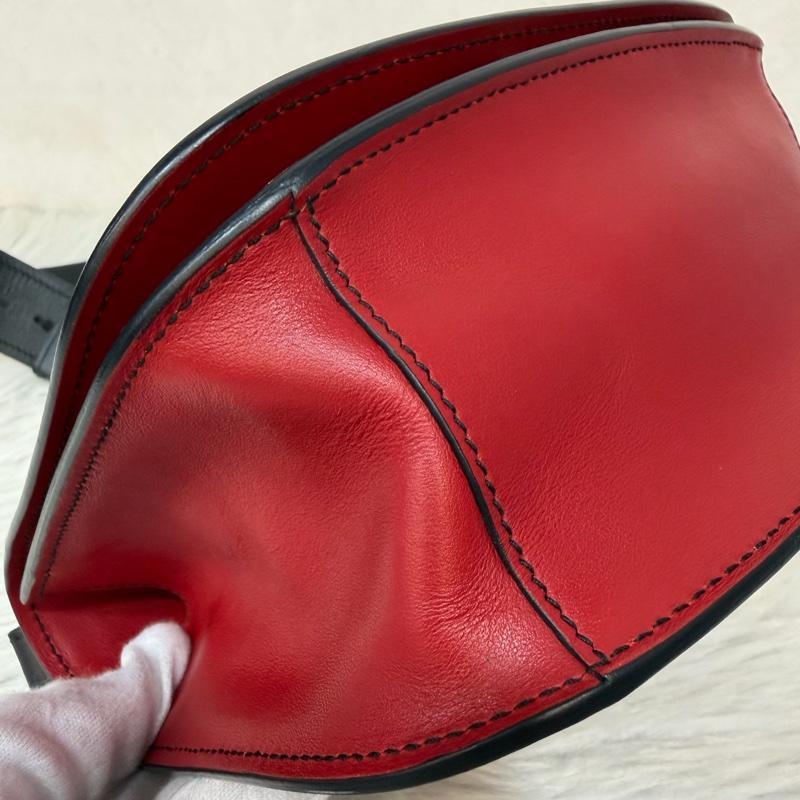 PRADA 1BD039 紅皮 黑皮 拼接 金釦 馬鞍包 斜背包-12