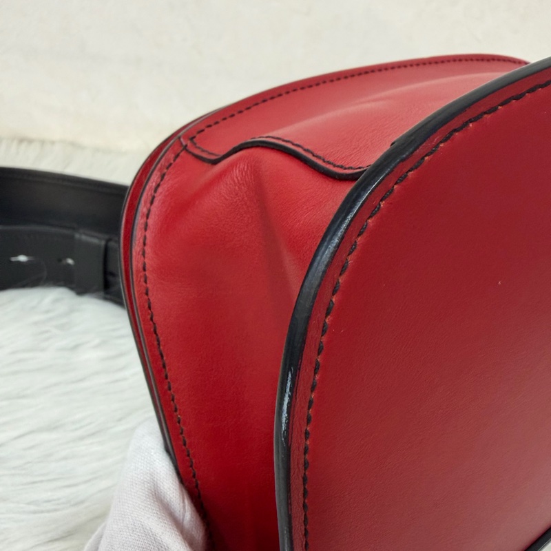 PRADA 1BD039 紅皮 黑皮 拼接 金釦 馬鞍包 斜背包-13
