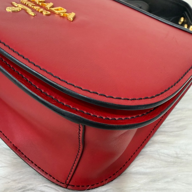 PRADA 1BD039 紅皮 黑皮 拼接 金釦 馬鞍包 斜背包-14